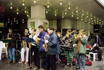 Junge Saxophonisten und Trompeter bei einem Auftritt in der Siegburger Fußgängerzone
