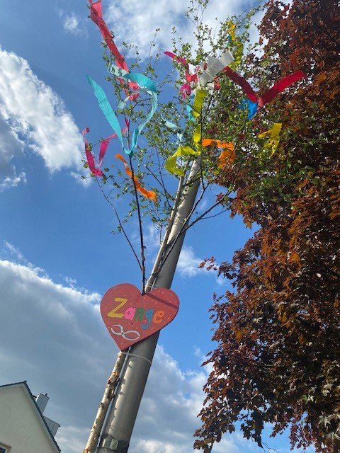 Maibaum der Bürgergemeinschaft vor St. Hedwig