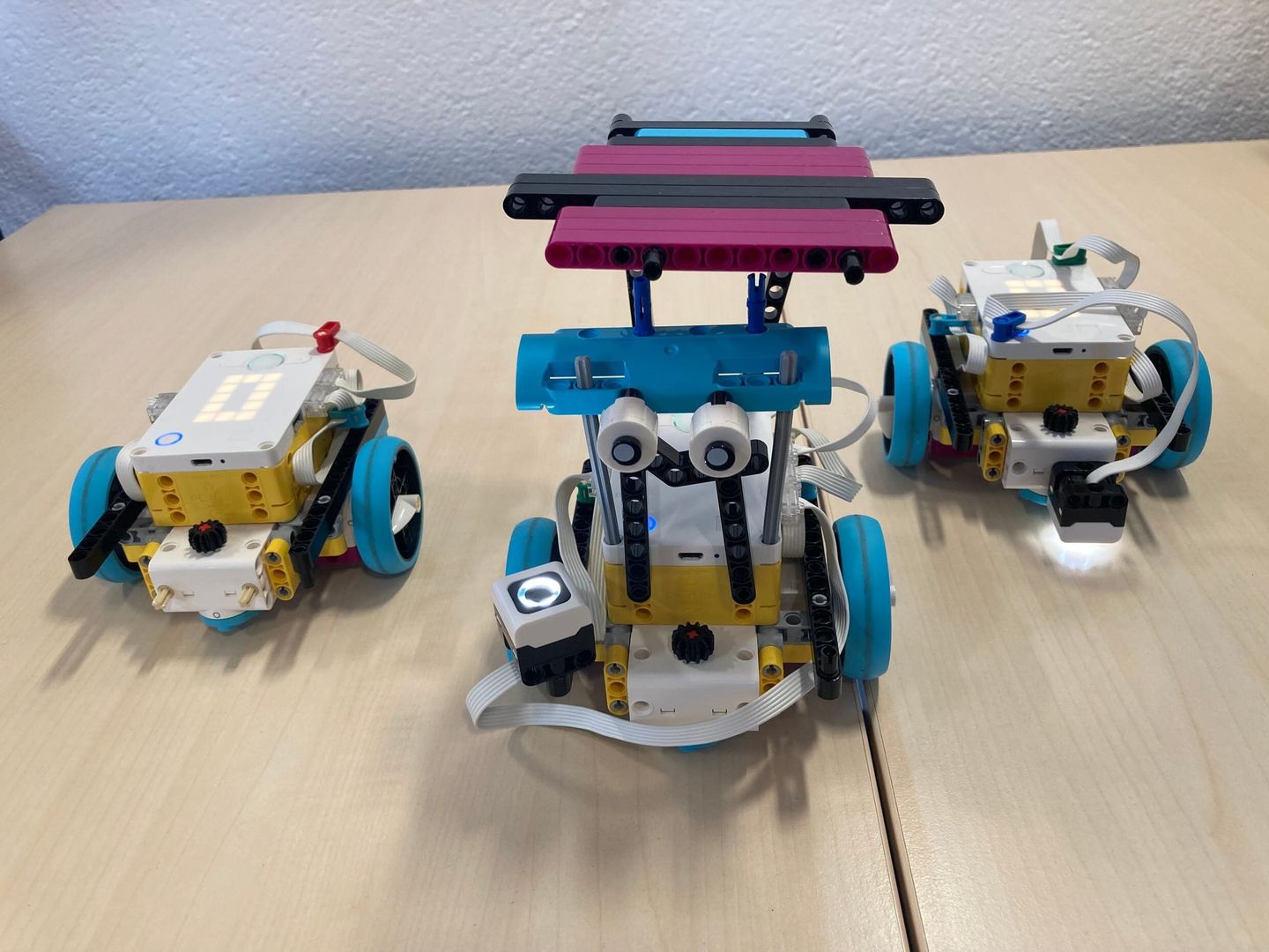 Foto von zusammengebauten Lego Spike Robotern