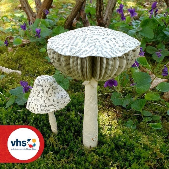 Herbstliche Deko Pilze aus Buchseiten und Tageszeitungen