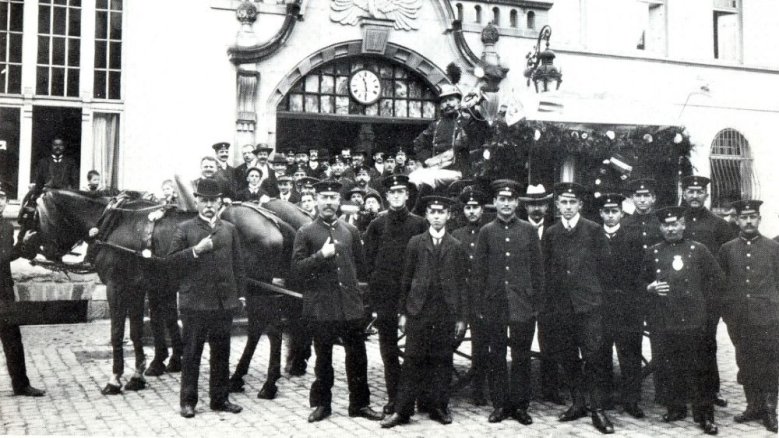 Postkutsche und Postbedienstete vor dem Bahnhof Postkutsche und Postbedienstete vor dem Bahnhof