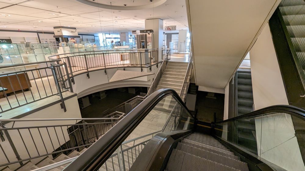 Leerer Kaufhof innen