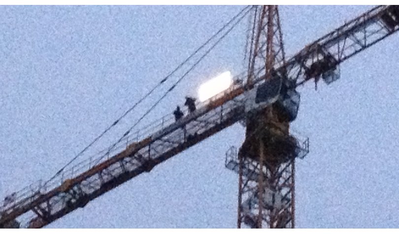 Arbeiter auf einem Kran