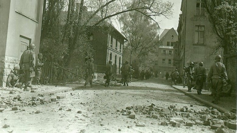 nur digital
Eroberung Sieburgs 10.04.1945
Alleestraße Richtung Ringstraße mit Mühlengrabenbrücke und Trafohaus. nur digital
Eroberung Sieburgs 10.04.1945
Alleestraße Richtung Ringstraße mit Mühlengrabenbrücke und Trafohaus.