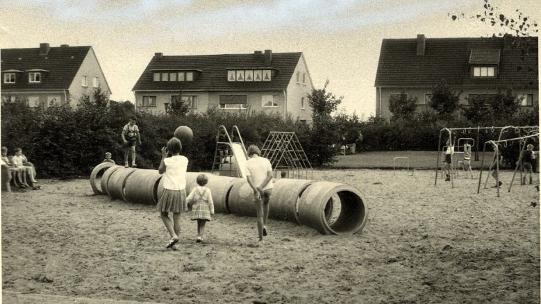 Nr. 02
Sommer 1964, Spielplatz Brückberg, Zwischen Agger- und Gartenstraße
Druck: Heimatbuch der Stadt Siegburg, Bd. 1, Bildanhang, Bild Nr. 143 Nr. 02
Sommer 1964, Spielplatz Brückberg, Zwischen Agger- und Gartenstraße
Druck: Heimatbuch der Stadt Siegburg, Bd. 1, Bildanhang, Bild Nr. 143