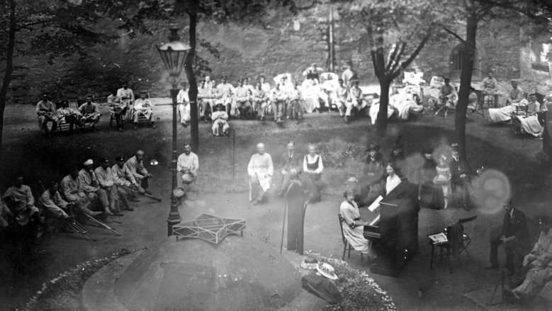 Konzert im Innenhof, vorne ein Brunnen Konzert im Innenhof, vorne ein Brunnen