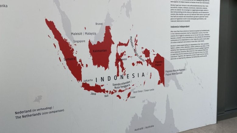 Eine Karte des heutigen Indonesiens in der Ausstellung "Revolusi!" Eine Karte des heutigen Indonesiens in der Ausstellung "Revolusi!"