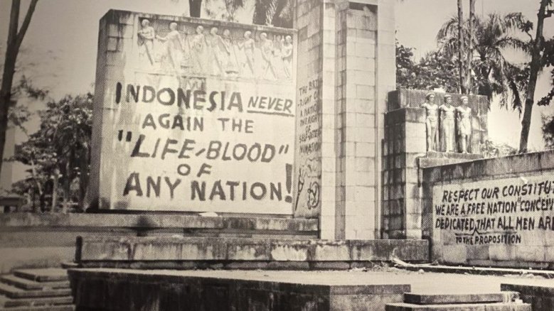 Revolutionäre Parolen auf dem Van-Heutsz-Denkmal in Jakarta, Oktober 1945. Revolutionäre Parolen auf dem Van-Heutsz-Denkmal in Jakarta, Oktober 1945.
