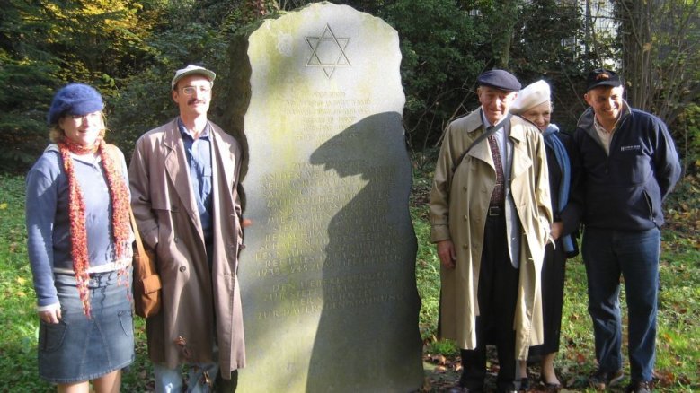 Fred Gottlieb auf dem jüdischen Friedhof an der Heinrichstraße im Herbst 2008 Fred Gottlieb auf dem jüdischen Friedhof an der Heinrichstraße im Herbst 2008