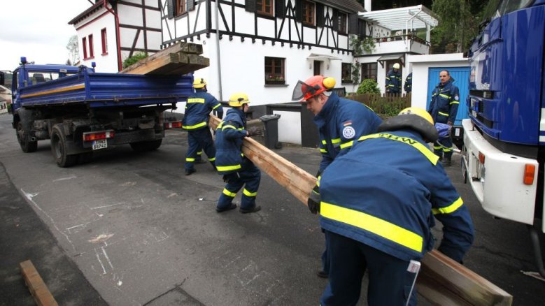 Siegburger THW-Kräfte beim Einsatz am Siegburger Wolsberg Siegburger THW-Kräfte beim Einsatz am Siegburger Wolsberg