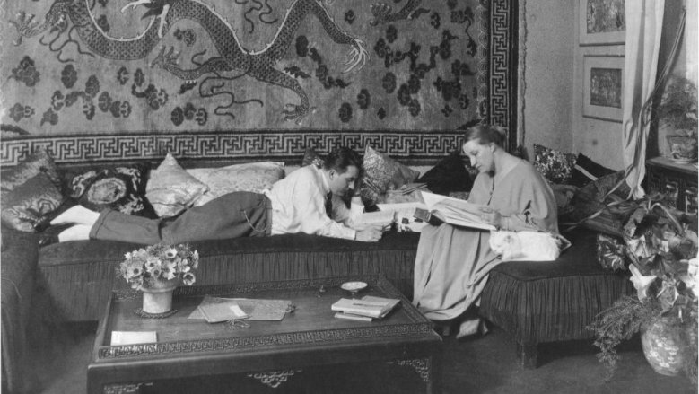 Fritz Lang mit seiner Ehefrau, der Schriftstellerin Thea von Harbou in der Wohnung in Berlin