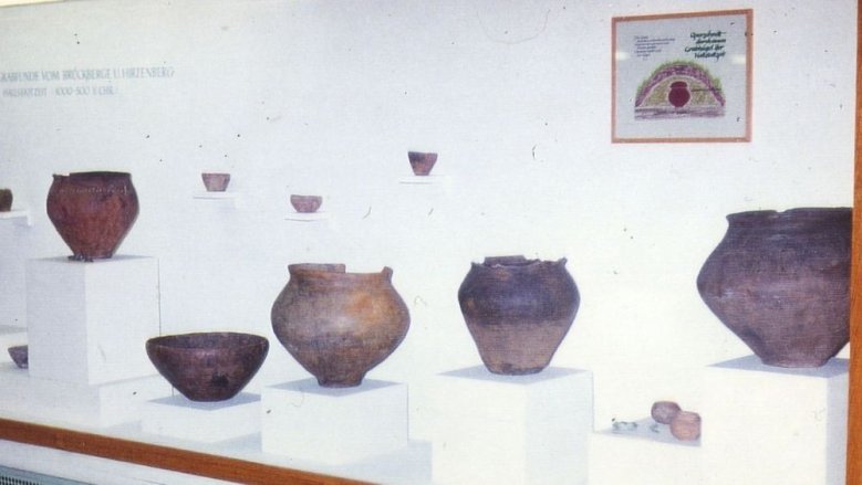 Töpfervitrine im alten Museum Kaiserstraße/Grimmelsgasse