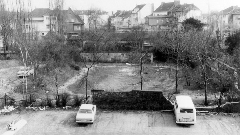 Blick aus dem Haus Bahnhofstraße 25 Richtung Neue Poststraße im März 1970 Blick aus dem Haus Bahnhofstraße 25 Richtung Neue Poststraße im März 1970