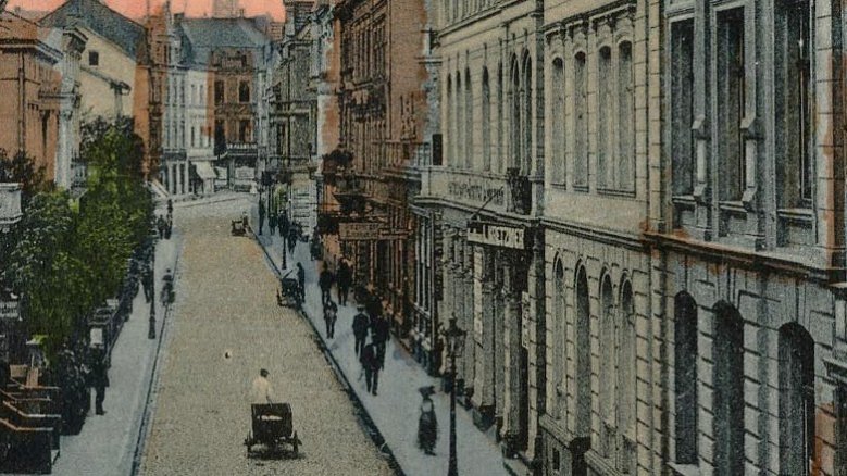 Bahnhoftsraße (um 1910) mit Siegburger Hof (helles Haus) und Nebengebäuden Bahnhoftsraße (um 1910) mit Siegburger Hof (helles Haus) und Nebengebäuden