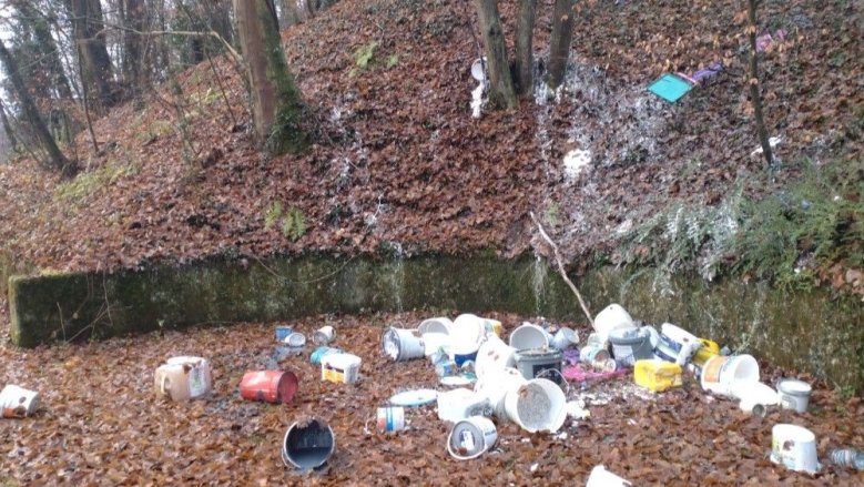 Illegale Farbeimerentsorgung