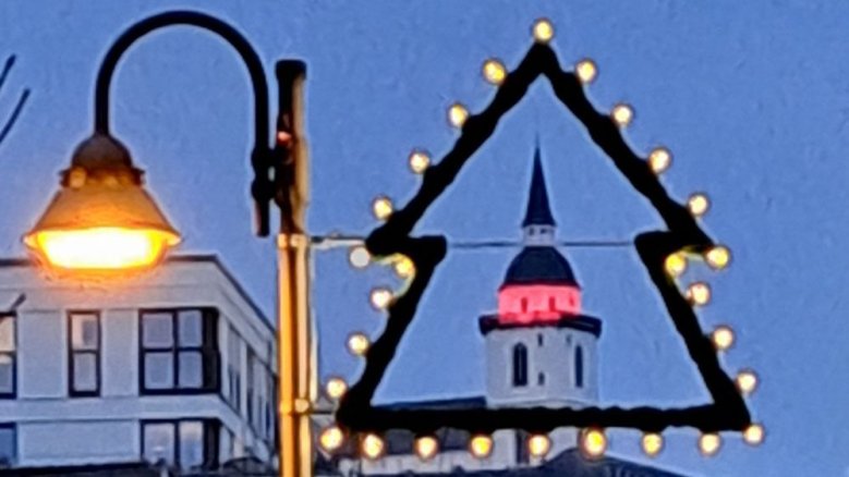 KSI im Weihnachtsbaum