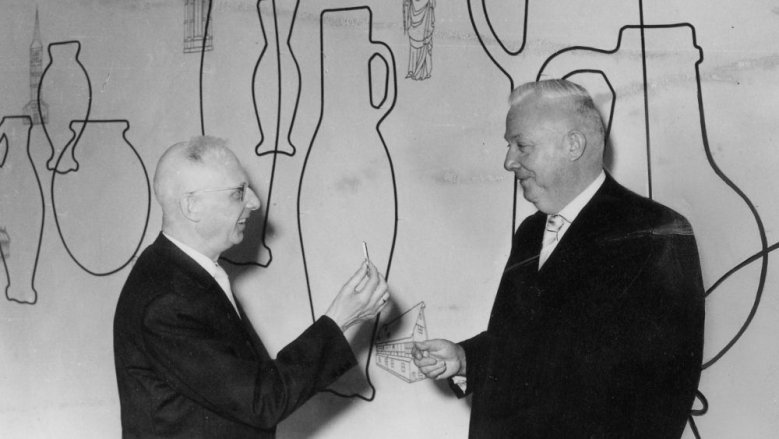 Nr. 03
1960, 26. März
Schlüsselübergabe durch Bürgermeister Hubert Heinrichs an Museumsleiter Joseph Schmitz in der Keramikabteilung im EG. Nr. 03
1960, 26. März
Schlüsselübergabe durch Bürgermeister Hubert Heinrichs an Museumsleiter Joseph Schmitz in der Keramikabteilung im EG.