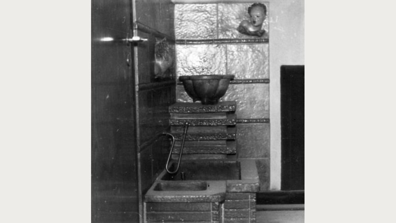 Brunnen im Hause Kaiserstraße. 30 (ehem. Cafe Sünner). Der Brunnen wurde Abgebrochen und im Fuhrpark eingelagert Brunnen im Hause Kaiserstraße. 30 (ehem. Cafe Sünner). Der Brunnen wurde Abgebrochen und im Fuhrpark eingelagert