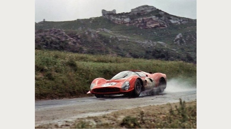 Lorenzo Bandini  in einem Ferrari 330 P 4-Sportwagen