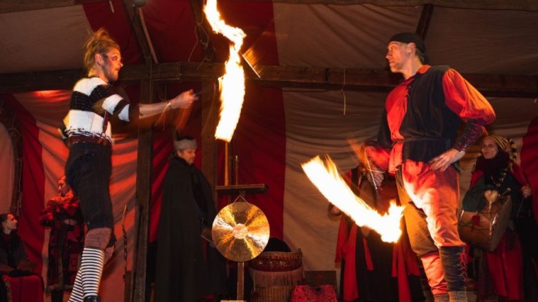 Gaukler Feuerjonglage