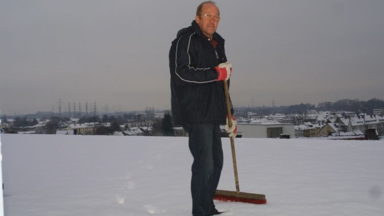 Schwindelfreier „Schnee-Mann“ auf dem Rathaus