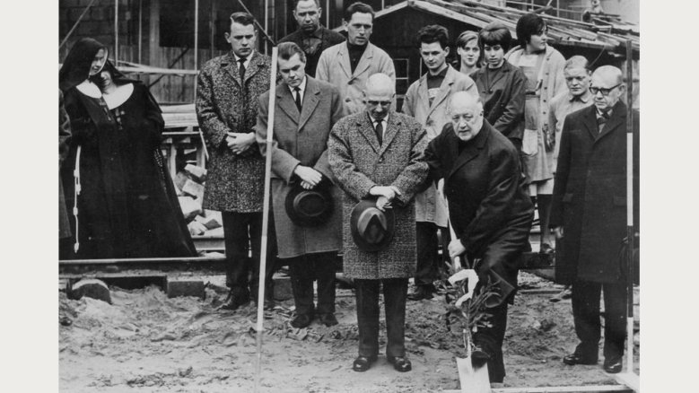 Der erste Spatenstich für die Errichtung des Gotteshauses am 31.März 1964