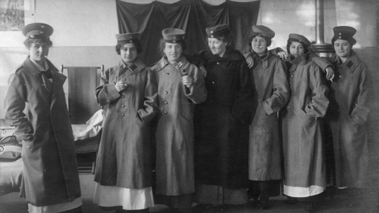 Krankenschwestern in einem Krankensaal des Lazaretts auf dem Michaelsberg
