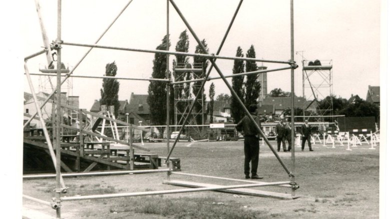 Vorbereitungen auf dem Mühlentorplatz, wo große Tribünenanlagen errichtet wurden
