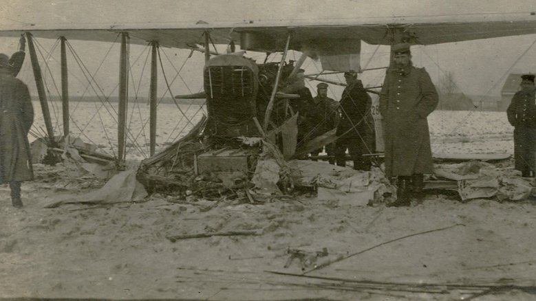 Frontbild mit einer abgeschossenen Militärmaschine Frontbild mit einer abgeschossenen Militärmaschine