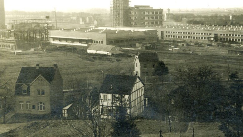 Nr. 09
1930
Neubau der J. P. Bemberg A.G. in Siegburg.
Im Vordergrund die Dammstraße in Siegburg-Wolsdorf. Nr. 09
1930
Neubau der J. P. Bemberg A.G. in Siegburg.
Im Vordergrund die Dammstraße in Siegburg-Wolsdorf.