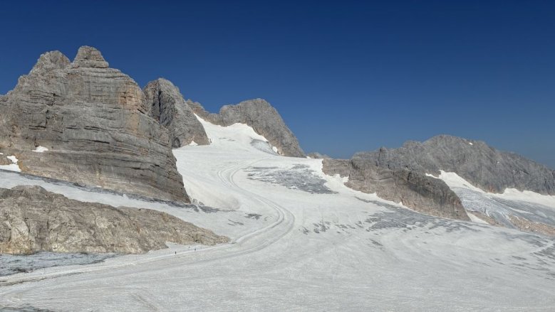 Blick vom Gjaidsteinsattel (2.628 m) über den Hallstätter Gletscher auf das Hohe Dirndl (2.832 m) und den von Wolken verhangenen Hohen Dachstein Blick vom Gjaidsteinsattel (2.628 m) über den Hallstätter Gletscher auf das Hohe Dirndl (2.832 m) und den von Wolken verhangenen Hohen Dachstein