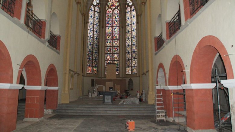 Rot und weiß präsentiert sich die sanierte Servatiuskirche im Innern Rot und weiß präsentiert sich die sanierte Servatiuskirche im Innern