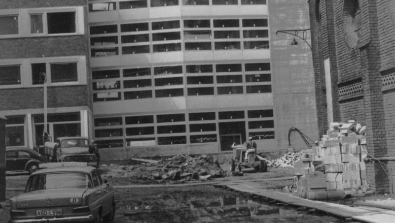Blick auf den Krankenhausneubau 1965, rechts die alte Kapelle Blick auf den Krankenhausneubau 1965, rechts die alte Kapelle