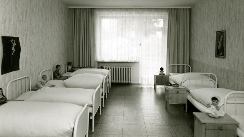 Neuer Schlafraum für Mädchen im ehemaligen "Waisenhaus" an der Jakobstraße Neuer Schlafraum für Mädchen im ehemaligen "Waisenhaus" an der Jakobstraße