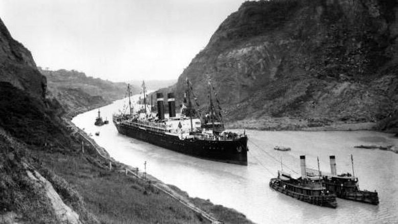 Die SS Kroonland schippert durch den Panama-Kanal Die SS Kroonland schippert durch den Panama-Kanal