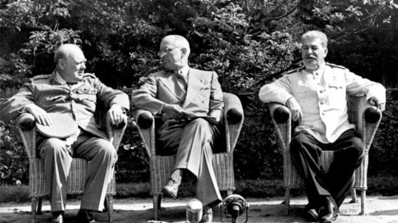 Beginn der Potsdamer Konferenz, v. l. Winston Churchill, Harry S. Truman und Josef Stalin Beginn der Potsdamer Konferenz, v. l. Winston Churchill, Harry S. Truman und Josef Stalin