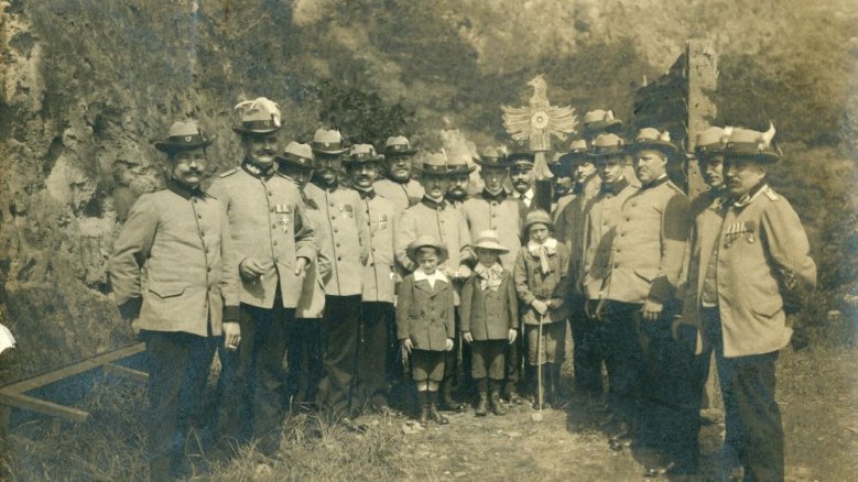 1913, kurz vor dem Schießen auf den Königsvogel am Wolsberg 1913, kurz vor dem Schießen auf den Königsvogel am Wolsberg