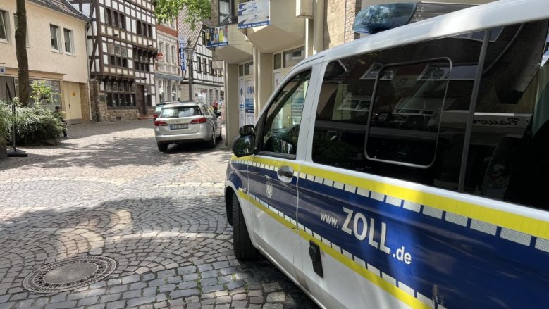 Zollfahrzeug in der Holzgasse Zollfahrzeug in der Holzgasse
