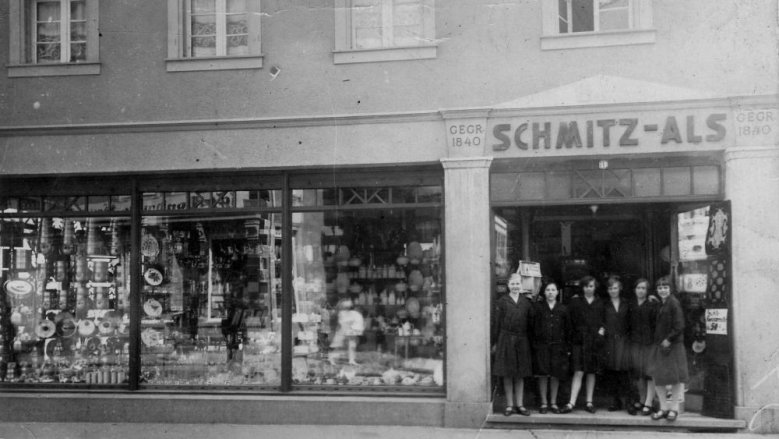Das Eisenwarengeschäft Schmitz-Als, Kaiserstraße 19, aufgenommen im Jahre 1928 Das Eisenwarengeschäft Schmitz-Als, Kaiserstraße 19, aufgenommen im Jahre 1928