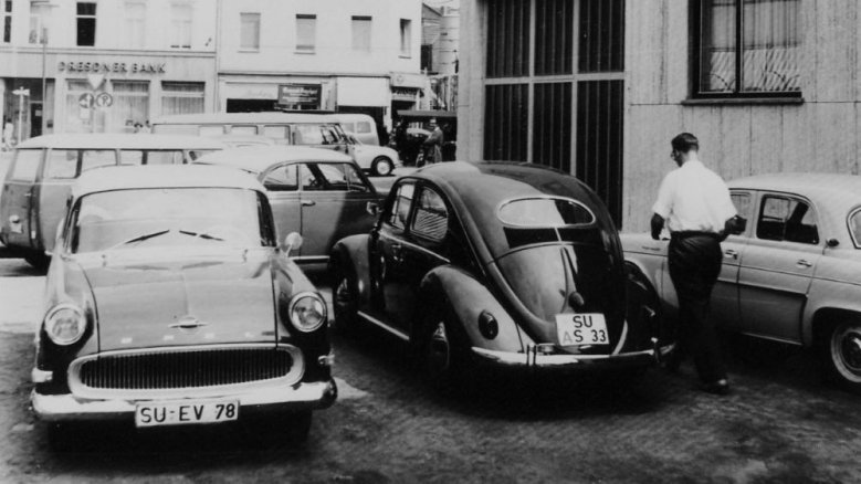 Autos an der Ecke Bahnhofstraße/Neue Poststraße Autos an der Ecke Bahnhofstraße/Neue Poststraße