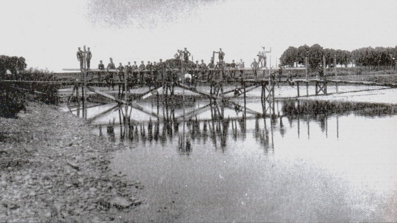 Die Brückenbauer von der Jugendwehr 1915 an der Sieg Die Brückenbauer von der Jugendwehr 1915 an der Sieg