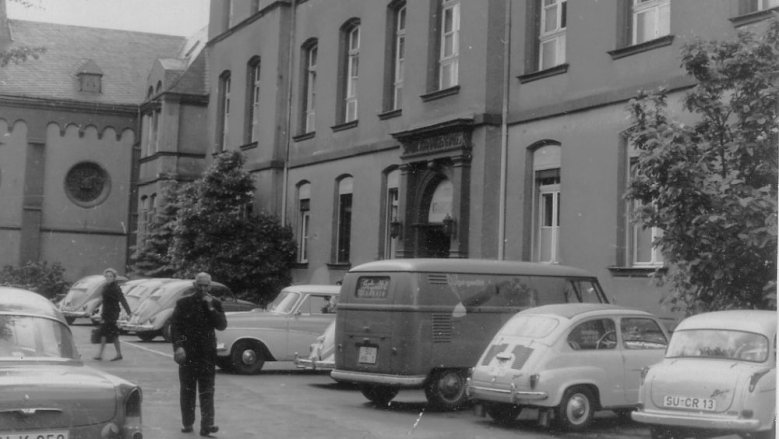 Haupteingang des Siegburger Krankenhauses, um 1960 Haupteingang des Siegburger Krankenhauses, um 1960