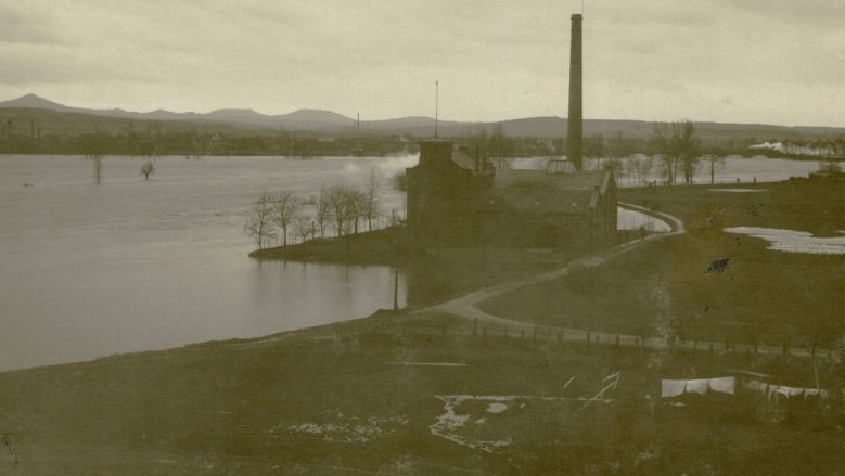 Wasserwerk an der Wahnbachtalstraße bei Sieghochwasser Anfang Februar 1909, Blick von den Wolsbergen. Wasserwerk an der Wahnbachtalstraße bei Sieghochwasser Anfang Februar 1909, Blick von den Wolsbergen.