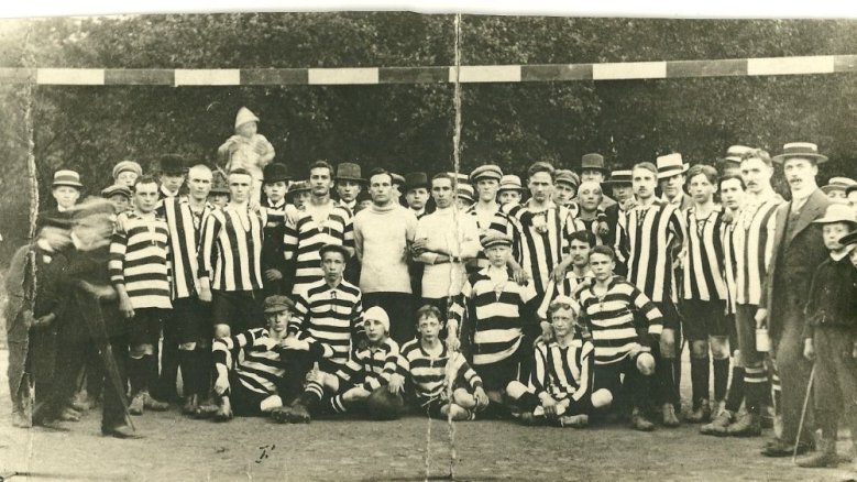 Vor dem erstes Spiel des STV im Jahre 1910 auswärts in Eitorf Vor dem erstes Spiel des STV im Jahre 1910 auswärts in Eitorf