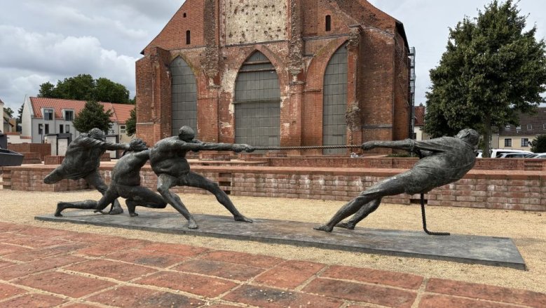 Tauziehen an der St. Marien Kirche Tauziehen an der St. Marien Kirche