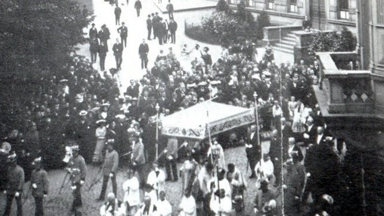 Siegburger Fronleichnamsprozession am unteren Markt kurz nach 1900 Siegburger Fronleichnamsprozession am unteren Markt kurz nach 1900