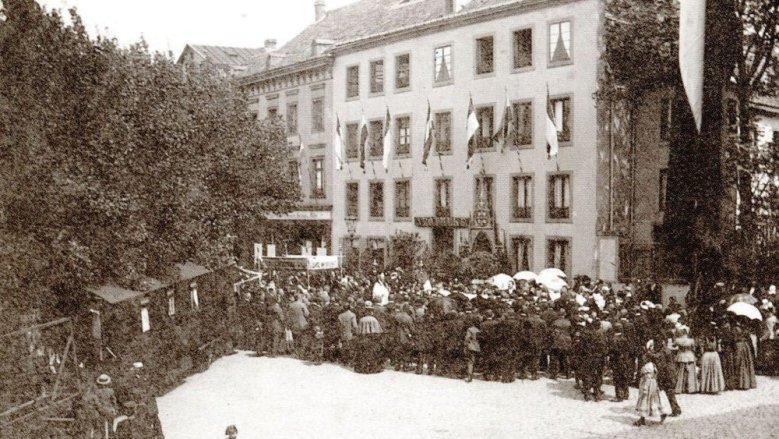 Fronleichnamsprozession am oberen Markt, um 1910 Fronleichnamsprozession am oberen Markt, um 1910