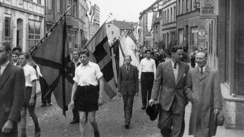 Fronleichnamsprozession 1950 durch die Holzgasse Fronleichnamsprozession 1950 durch die Holzgasse