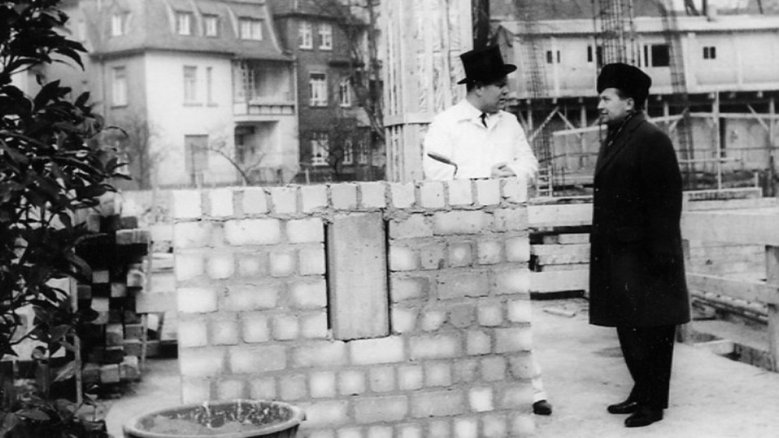 1965.
Grundsteinlegung 1965.
Grundsteinlegung