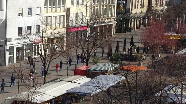 Schlange stehen am Mark zu Corona März 2020 Schlange stehen am Mark zu Corona März 2020